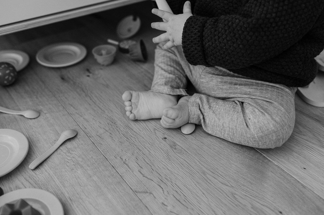 Babyfüsse im Chaos der Kinderküche
