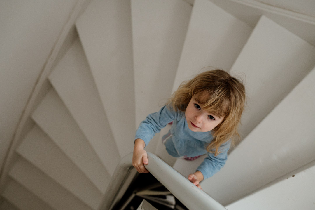 Mädchen läuft auf Treppe und schaut hoch