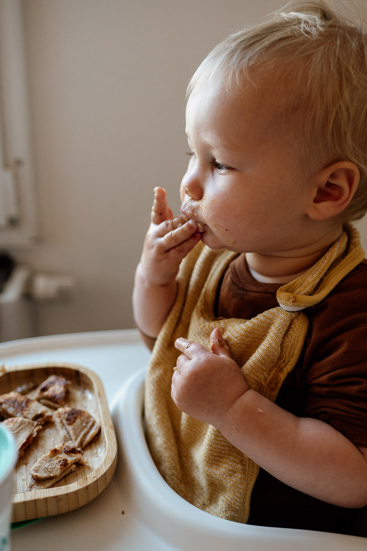 Kind isst Pfannkuchen