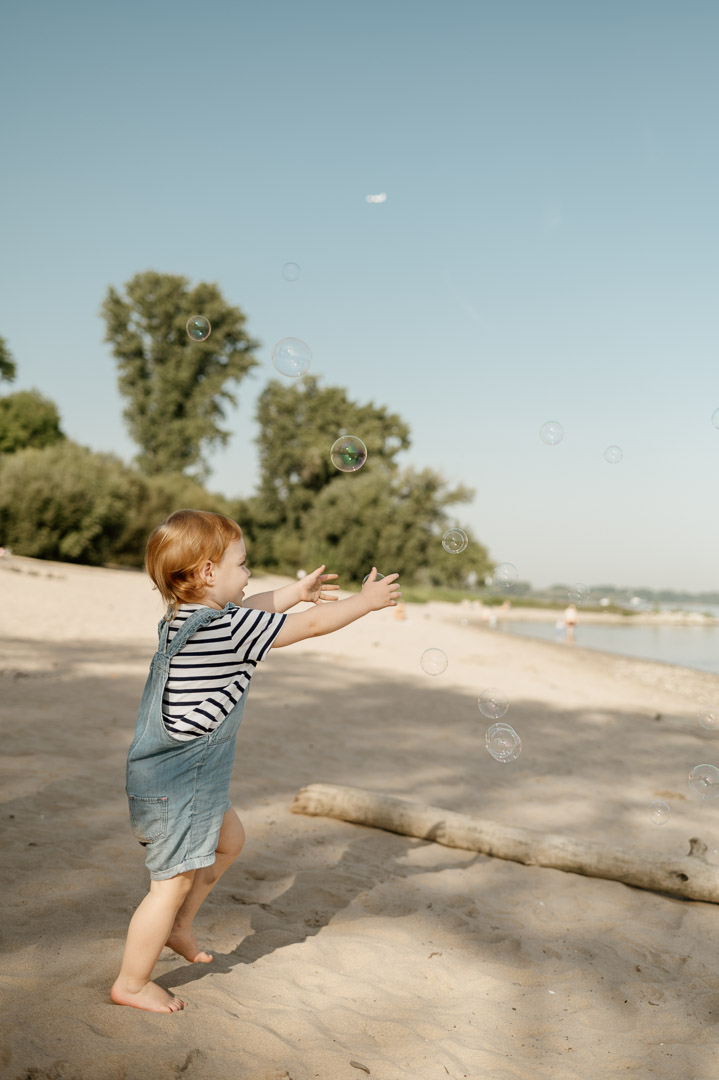 Kind rennt am Strand
