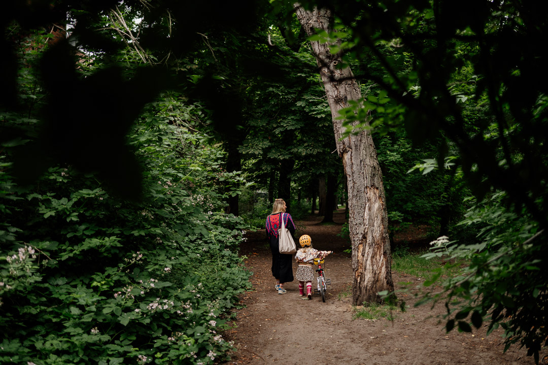 Mama und Tochter laufen im Wald
